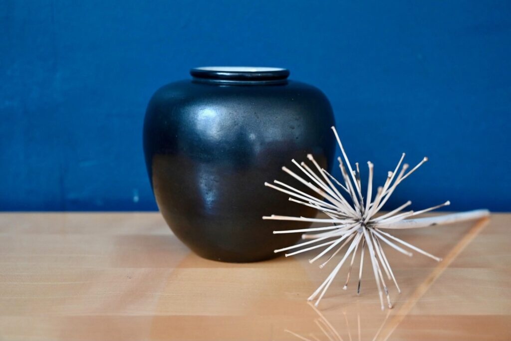 Vase boule Elchinger noir & blanc, grand vase elchinger, vase elchinger, céramique elchinger, vase soufflenheim, céramique noire, vase céramique noir, céramique 50, céramique 50 france, céramique art populaire, céramique artisanale alsace