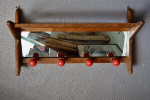 Porte-manteaux midcentury Ernesto, porte manteau années 60, porte manteau en bois, porte manteau mural, porte manteaux miroir, porte manteaux entrée, porte manteaux en chêne, porte manteaux boule, déco midcentury, décoration midcentury, design midcentury, style midcentury, patères années 50, patères moderniste scandinave, patères porte manteaux d'école, patères vintage, Porte-manteaux patères boules miroir porte-chapeau