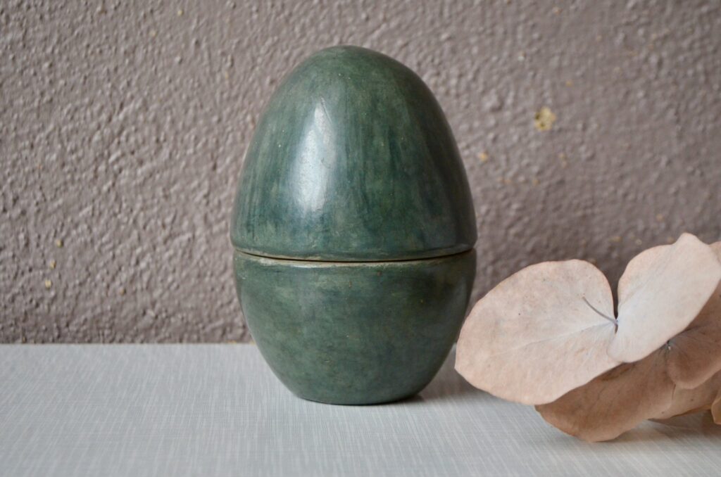 Pot couvert ovoïde Astrid, céramique brutaliste, déco scandinave vintage, déco scandinave, céramique 50, céramique 50 france, céramique art populaire, céramique bohème, déco wabi sabi, art brut, brutal, pot couvert