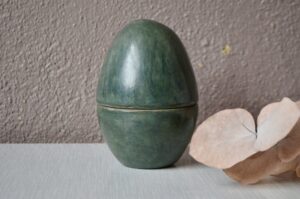 Pot couvert ovoïde Astrid, céramique brutaliste, déco scandinave vintage, déco scandinave, céramique 50, céramique 50 france, céramique art populaire, céramique bohème, déco wabi sabi, art brut, brutal, pot couvert