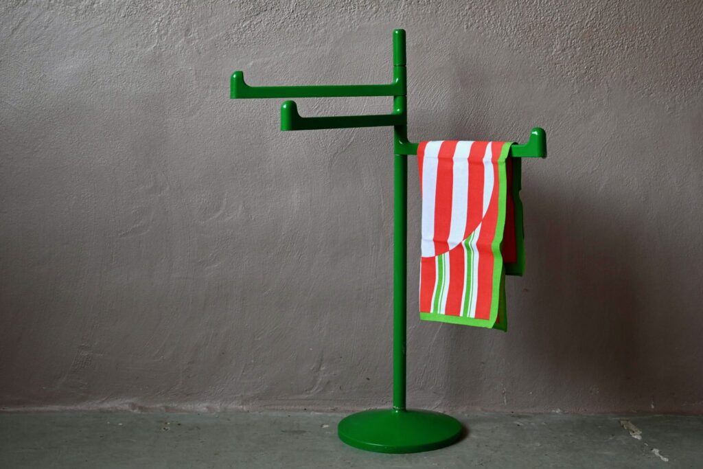 Porte-serviettes Antonio, porte serviette, design space age, meuble design spatial, portant vetement, portant vintage, design futuriste, années 80, design années 80, design italien années 80, design radical années 80, décoration murale space age