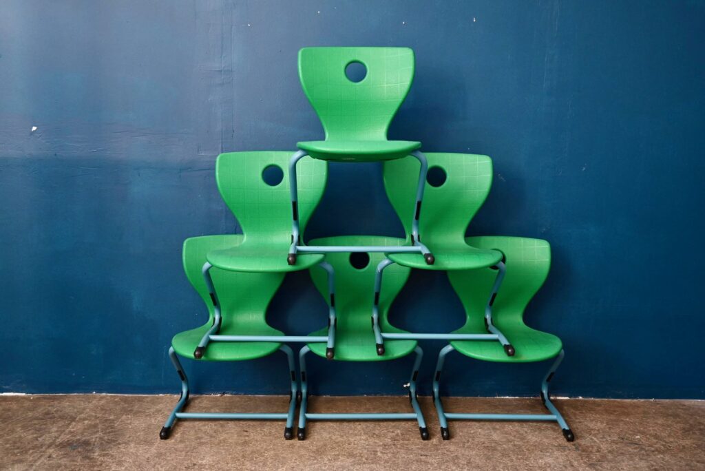 Chaise verte Pantoswing de Verner Panton, chaise panton, chaise coque vintage, chaise design iconique, chaise empilage design, chaise design vintage, chaise iconique design