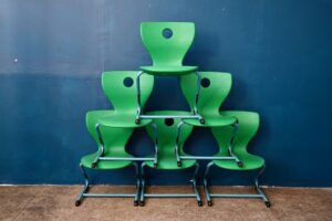 Chaise verte Pantoswing de Verner Panton, chaise panton, chaise coque vintage, chaise design iconique, chaise empilage design, chaise design vintage, chaise iconique design