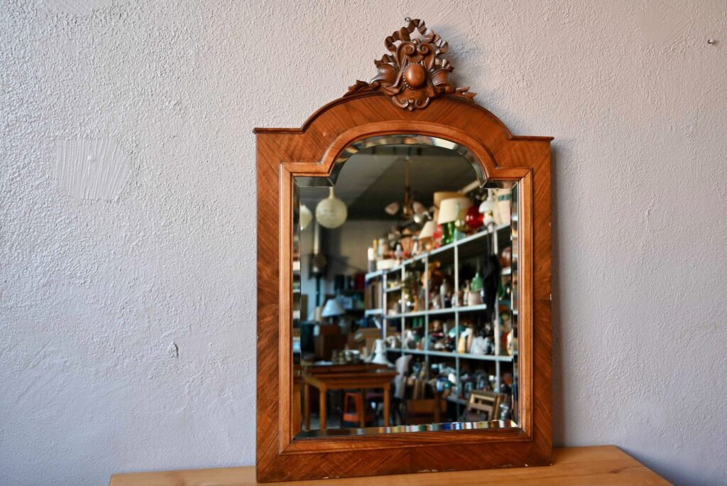 Miroir à fronton sculpté Élio, collection miroir, collection miroir ancien, déco miroir ancien, grand miroir biseauté, grand miroir bohème, grand miroir vintage, miroir art déco, miroir art déco en bois, miroir bohème ancien, miroir bohème décoration murale, miroir bohème france, miroir bohème patiné, déco bohème années 60, déco bohème en bois, déco bohème rétro, miroir bois