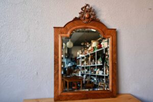 Miroir à fronton sculpté Élio, collection miroir, collection miroir ancien, déco miroir ancien, grand miroir biseauté, grand miroir bohème, grand miroir vintage, miroir art déco, miroir art déco en bois, miroir bohème ancien, miroir bohème décoration murale, miroir bohème france, miroir bohème patiné, déco bohème années 60, déco bohème en bois, déco bohème rétro, miroir bois