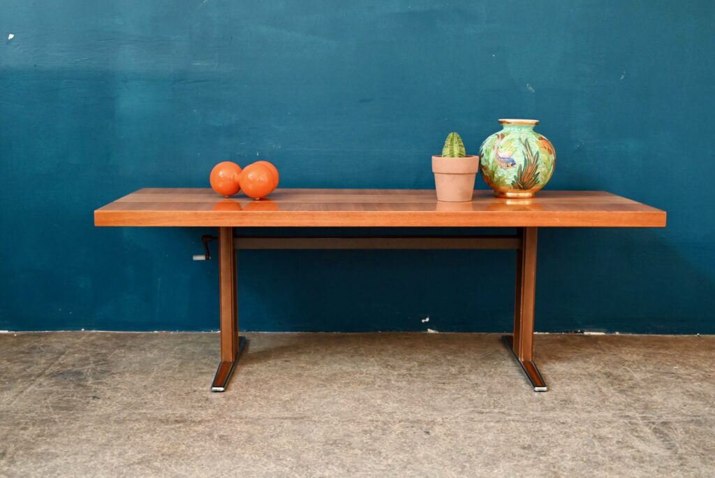 Table basse convertible design scandinave années 70, plateau bois, pieds chromés, table basse années 70 design, table basse design années 70, table basse vintage en bois et chrome, table design scandinave années 70, table basse réglable vintage, table basse design seventies, table basse en bois vintage, table basse scandinave, table monte et baisse, table basse space age, table basse space age années 60