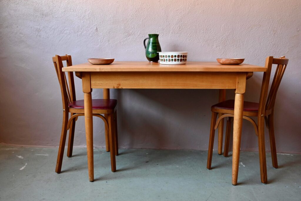 Table bistrot Sidonie, table à manger scandinave, table des années 60 en bois, table ancienne en bois massif, table années 50 en bois, table bois massif, table bois clair, table cuisine en bois, table de bois rétro années 60, petite table bistrot, petite table bistrot en bois, Table Bistrot, table bistrot années 60, table bistrot bois massif, table bistrot cuisine, table bistrot restaurant, table bistrot vintage