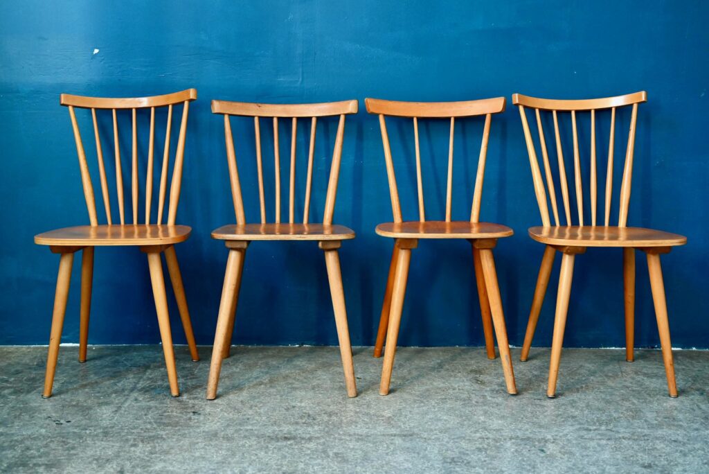 Chaises dépareillées Leïla, chaises bistrot à barreaux, chaises bistrot en bois, chaises bistrot scandinave, chaises années 60 en bois, chaise design scandinave, chaise en bois vintage, chaises en bois vintage, chaises design années 60, chaises dépareillées, chaises bistrot, chaises à barreaux rétro, chaises à barreaux scandinaves, chaises à barreaux vintage