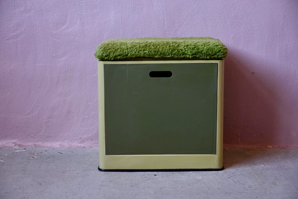 Tabouret coffre à linge vert Emsa, tabouret coffre, tabouret plastique vintage, tabouret rangement, tabouret vintage, tabouret design, tabouret plastique, boîte en plastique vintage, design space age, design années 70, petit meuble ancien, petit meuble années 60, assise space age, chaise space age, space age design, emsa, marque emsa, cuisine emsa