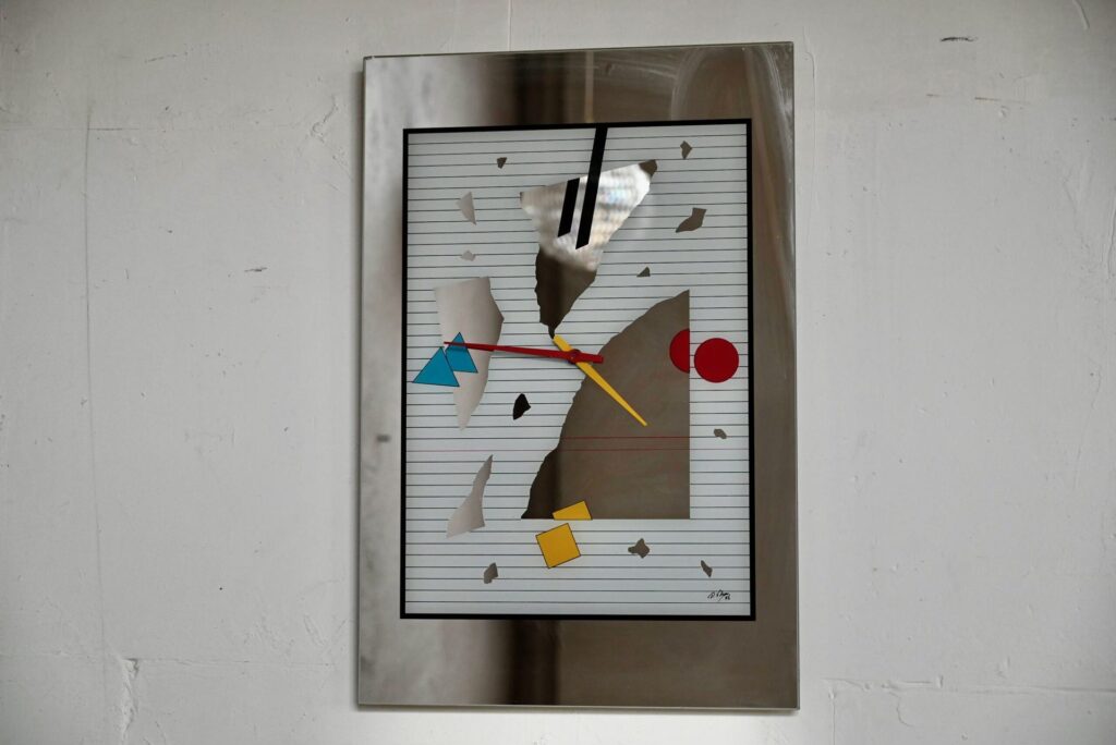 Horloge murale années 80, horloge 1980, Horloge de style, horloge murale, horloge vintage, Grande horloge ancienne, déco murale grunge, déco murale rétro, déco murale vintage, montre, cadrans de montres anciens, déco memphis, design italien memphis, design memphis, memphis milano, memphis style