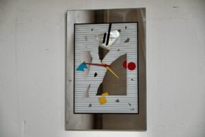 Horloge murale années 80, horloge 1980, Horloge de style, horloge murale, horloge vintage, Grande horloge ancienne, déco murale grunge, déco murale rétro, déco murale vintage, montre, cadrans de montres anciens, déco memphis, design italien memphis, design memphis, memphis milano, memphis style