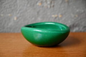 Coupe verte Roger Hénon pour Kéramos, céramique 50, céramique 50 france, céramique art déco, céramique colorée, rené hénon, coupe en céramique, déco midcentury, coupe vide poche, vide poche en céramique, vide poche vintage, années 50 design