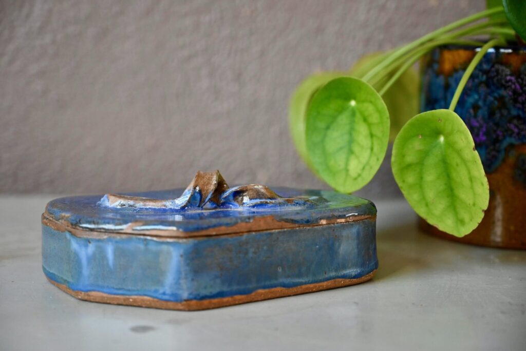 Boîte en céramique Anita, boîte à bijoux, boîte à bijoux ancienne, boîte à bijoux art déco, petite boîte, vide poche, vide poche en céramique, vide poche vintage, sculpture en terre cuite, vase terre cuite, déco terracotta, céramique déco, déco céramique art déco