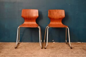 Paire de chaises enfant Flötotto, chaise enfant empilable, chaise enfant en bois, chaises enfant design, chaise métal chromé, chaise années 70, chaises bois années 70, chaises design, chaises indus bois et métal, chaise en pagwood rétro, chaise design en pagwood, chaise vintage pagwood, chaises pagwood vintage, chaise flöttoto, chaises flottoto vintage rétro, Flototto design, flottoto