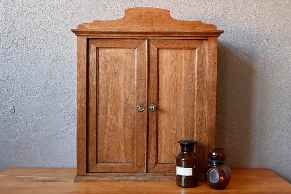 Armoire murale Sidonie, armoire à pharmacie en bois, armoire de pharmacie en bois, armoire pharmacie bois, armoire à pharmacie ancienne, armoire pharmacie, petite armoire, armoire ancienne, armoire en bois, meuble de toilette ancien, meuble de toilette art nouveau, meuble de toilette bohème, meuble de toilette en bois, meuble de toilette rétro, meuble de toilette vintage, armoire à pharmacie