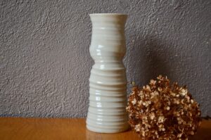 Grand vase Totem, vase brutaliste, vase ancien, céramique ancienne, céramique année 80, céramique années 60 scandinave, art brut, déco primitive, design primitif, vase bohème, vase bohème france, vase blanc