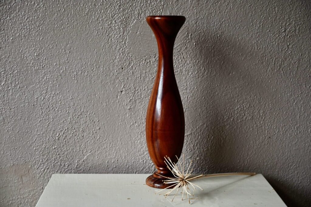 Vase en bois tourné Sylvio, vase en bois tourné, vase en bois vintage, meuble art déco bois exotique, grand vase, grand vase à fleur, accumulation déco bohème, déco bohème, déco bohème rétro, déco bohème en bois, déco bohème rustique