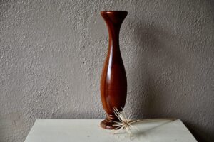 Vase en bois tourné Sylvio, vase en bois tourné, vase en bois vintage, meuble art déco bois exotique, grand vase, grand vase à fleur, accumulation déco bohème, déco bohème, déco bohème rétro, déco bohème en bois, déco bohème rustique