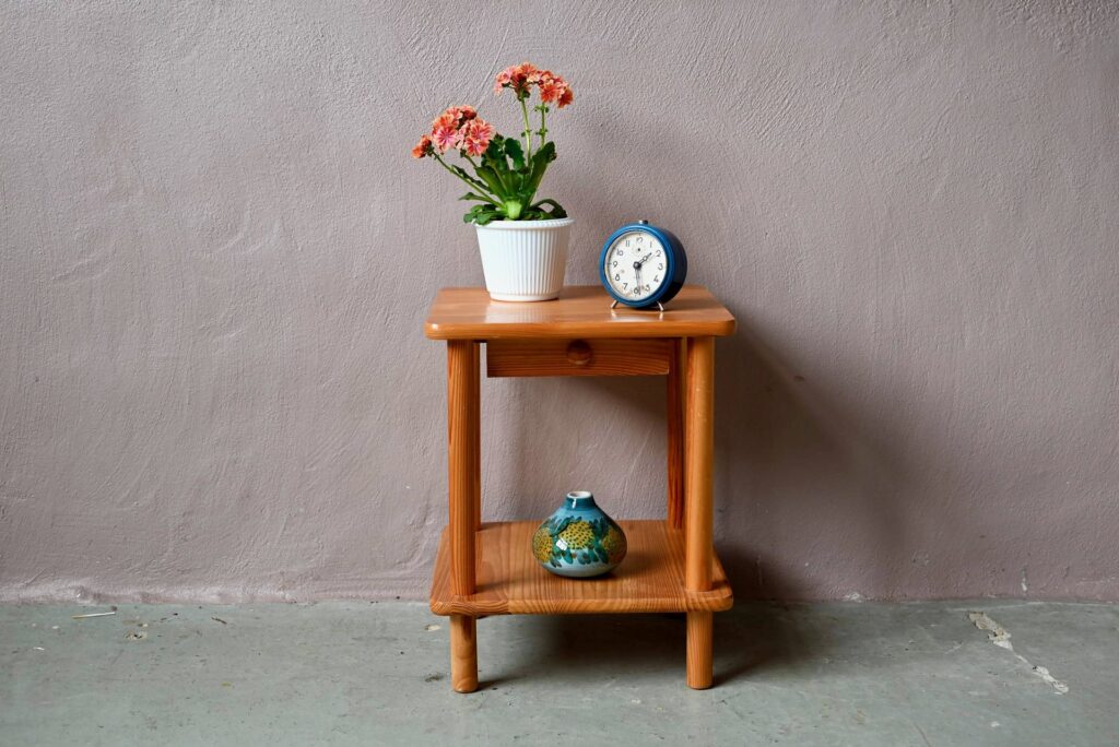 Chevet en pin Pawel, table de chevet, table de chevet vintage, table design scandinave années 70, chevet minimaliste en bois, chevet design années 60, années 70 mobilier en pin, design minimaliste années 70, chevet en bois minimaliste, chevet bohème, chevet en bois, chevet bout de canapé, chevet minimaliste, mobilier en pin, salon en sapin chalet