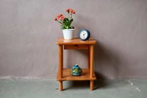 Chevet en pin Pawel, table de chevet, table de chevet vintage, table design scandinave années 70, chevet minimaliste en bois, chevet design années 60, années 70 mobilier en pin, design minimaliste années 70, chevet en bois minimaliste, chevet bohème, chevet en bois, chevet bout de canapé, chevet minimaliste, mobilier en pin, salon en sapin chalet