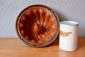 Moule à kougelhopf ancien en terre cuite émaillée - Alsace XIXe siècle, 19e siècle, 1900, cuisine ancienne, céramique, alsace, terre cuite, moulé, poterie, moule à kouglof, moule à patisserie, kougelhopf, déco alsace, déco alsace vintage
