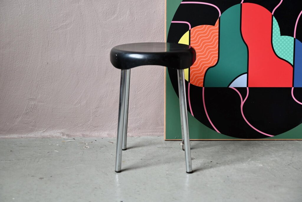 Tabouret italien Condor, tabouret tripode, tabouret design, tabouret plastique, tabouret plastique vintage, tabouret en plastique et chrome, tabouret italien, design italien années 80, tabouret d'appoint vintage