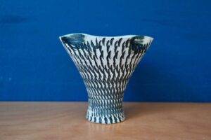 Vase scarifié Amy, céramique brutalisme, céramique brutaliste, coupe céramique brutaliste, grand vase noire, vase noir, vase noir et blanc, vase noir vintage, accumulation déco bohème, déco bohème, déco brutaliste