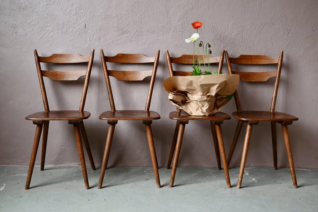 Série de chaises Aria, chaises bistrot en bois, chaises bistrot scandinave, chaise design scandinave, chaises bistrot années 60, chaises en bois bistrot, chaises style scandinave, chaise en bois design scandinave, ensemble chaises bois vintage, chaise vintage en bois, chaise scandinave, chaises hiller, série de chaises Hiller