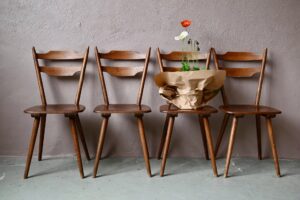 Série de chaises Aria, chaises bistrot en bois, chaises bistrot scandinave, chaise design scandinave, chaises bistrot années 60, chaises en bois bistrot, chaises style scandinave, chaise en bois design scandinave, ensemble chaises bois vintage, chaise vintage en bois, chaise scandinave, chaises hiller, série de chaises Hiller