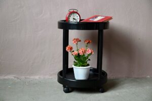 Desserte roulante Simo, table design 1980, table design années 80, table ronde design italien, design 1980; art de la table vintage; memphis milano, petite table d'appoint vintage, table basse plastique blanc, table basse signée, table basse italienne