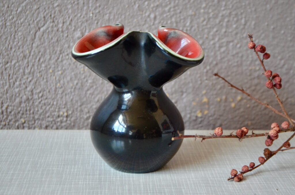 Vase à col ondulant noir & rouge de Fernand Elchinger, vase elchinger, vase coupe elchinger, vase forme libre, céramique forme libre, céramique fernand elchinger, céramique france, collection elchinger, elchinger vintage, fernand elchinger, vase noir, vase noir vintage, céramique midcentury, céramique 50, céramique 50 france, vase céramique 50