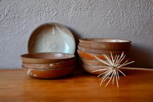Série d'assiettes Airelle, assiettes à soupe, assiettes anciennes, assiettes bohème, assiettes bohème anciennes, vaisselle bohème, vaisselle bohème vintage, vaisselle campagne chic, vaisselle en grès, vaisselle rétro, déco wabi sabi, décoration wabi sabi vintage