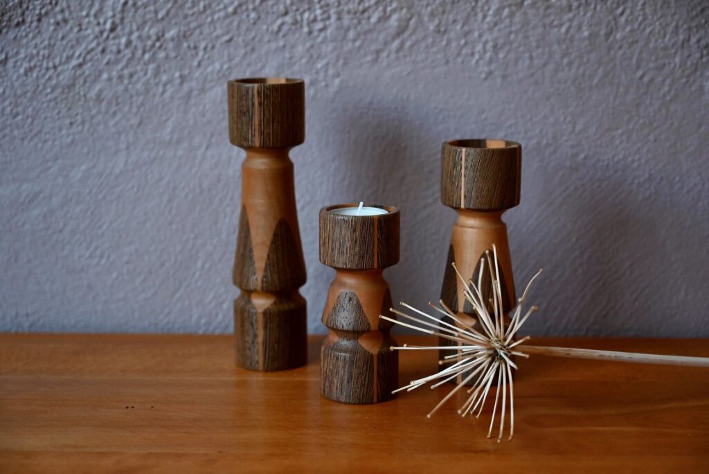 Série de bougeoirs danois Jørgen, bougeoir scandinave, bougeoir vintage, bougeoirs scandinave, grand bougeoir scandinave, bougeoir, bougeoir en métal, bougeoir métal, bougeoirs, accessoire design scandinave, design danois, design danois signé, hygge, déco scandinave vintage, déco scandinave