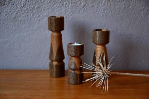Série de bougeoirs danois Jørgen, bougeoir scandinave, bougeoir vintage, bougeoirs scandinave, grand bougeoir scandinave, bougeoir, bougeoir en métal, bougeoir métal, bougeoirs, accessoire design scandinave, design danois, design danois signé, hygge, déco scandinave vintage, déco scandinave