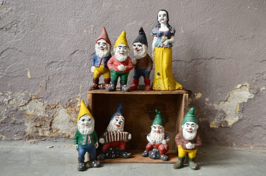 Figurines de jardin en fonte "Blanche Neige et les 7 nains", grande statue, statue brut, statue jardin, déco kitsch, décoration kitsch, kitsch, composition déco jardin, déco de jardin en métal, déco de jardin rétro, déco de jardin vintage, décoration jardin vintage, jardinière ancienne