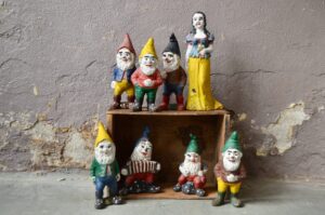 Figurines de jardin en fonte "Blanche Neige et les 7 nains", grande statue, statue brut, statue jardin, déco kitsch, décoration kitsch, kitsch, composition déco jardin, déco de jardin en métal, déco de jardin rétro, déco de jardin vintage, décoration jardin vintage, jardinière ancienne