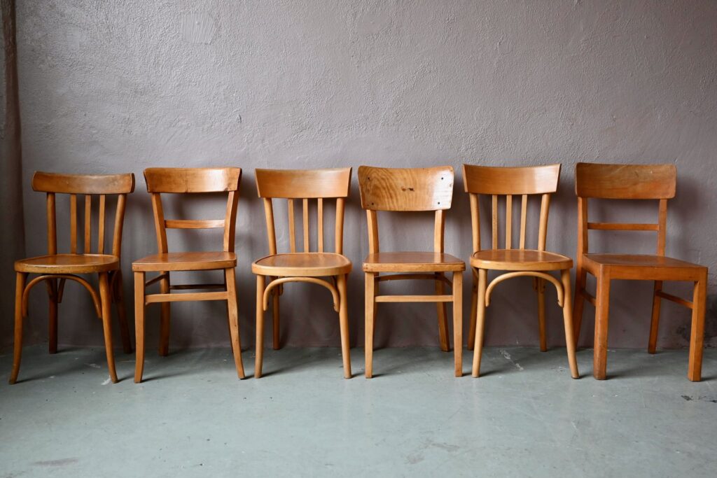 Série de 6 chaises dépareillées Céleste, chaises bistrot dépareillées, chaises bistrot en bois, chaises bistrot années 60, chaises en bois courbé, chaises bois courbé, 6 chaises bistrot, chaises années 50 en bois, chaises des années 50, paire de chaises dépareillées, chaises mix and match, chaises bistrot bohème, chaises bistrot brasseur, chaises bistrot traditionnelles