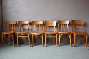 Série de 6 chaises dépareillées Céleste, chaises bistrot dépareillées, chaises bistrot en bois, chaises bistrot années 60, chaises en bois courbé, chaises bois courbé, 6 chaises bistrot, chaises années 50 en bois, chaises des années 50, paire de chaises dépareillées, chaises mix and match, chaises bistrot bohème, chaises bistrot brasseur, chaises bistrot traditionnelles