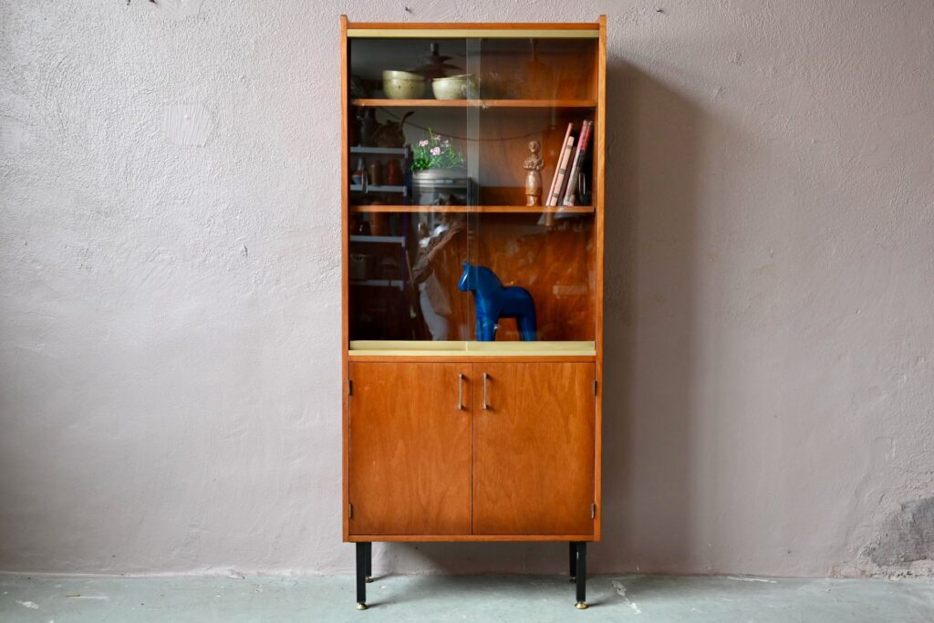 Bibliothèque vitrine moderniste Salomé, bibliothèque moderniste en bois, bibliothèque en teck, bibliothèque vintage, design des années 60, meuble en bois des années 60, grande bibliothèque, bibliothèque italienne vintage, étagère bibliothèque vintage, armoire vitrine ancienne, vitrine ancienne années 50, vitrine boutique