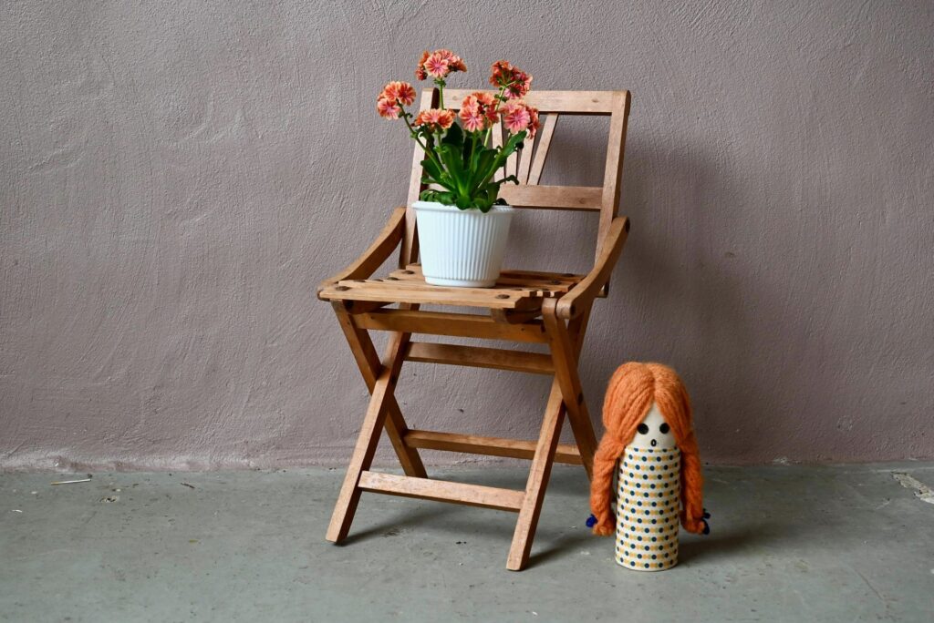 Chaise enfant Aïcha, chaise enfant années 50, chaise enfant en bois, chaise vintage pour enfant, chaises années 50 en bois, chaise en bois enfant, chaise chambre enfant, petite chaise en bois massif, véritable chaise rétro pour enfant, mobilier enfant en bois, mobilier enfant rétro, mobilier enfant vintage, mobilier enfant des années 60, mobilier enfant