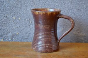 Pichet Accolay Ramasse-Couverts, céramique accolay, accolay, potier d'accolay, vase pichet accolay, pichet accolay, céramique brutaliste, coupe céramique brutaliste, déco wabi sabi, pot wabi sabi, vase wabi sabi, décoration wabi sabi vintage, vase brutaliste