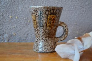 Vase Accolay aux motifs ethniques, accolay, céramique accolay, coupe accolay, les potier accolay, potier d'accolay, vase pichet accolay, vase accolay