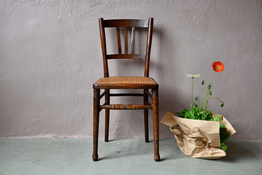 Chaise cannée Marlène, chaise ancienne, chaises en bois tourné, chaise bistrot cannée, Chaise Bistrot, chaises ancienne en bois, chaises en bois bistrot, chaise en bois, chaise cannée, valet de chambre vintage, valet de chambre, chaise bohème