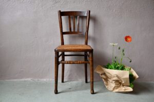 Chaise cannée Marlène, chaise ancienne, chaises en bois tourné, chaise bistrot cannée, Chaise Bistrot, chaises ancienne en bois, chaises en bois bistrot, chaise en bois, chaise cannée, valet de chambre vintage, valet de chambre, chaise bohème