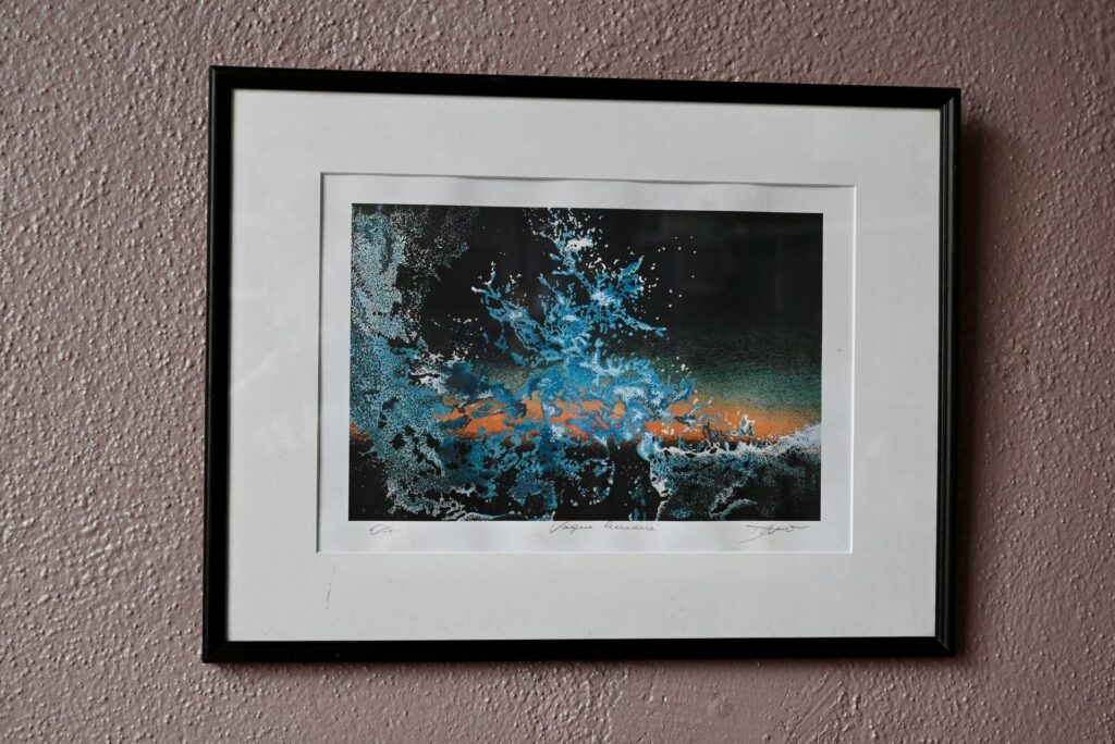 Lithographie "Vague lunaire" de Jean Davo, estampe, épreuve artiste, technique mixte sur papier, vase bleu turquoise, verre bleu, noir et blanc