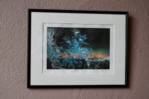 Lithographie "Vague lunaire" de Jean Davo, estampe, épreuve artiste, technique mixte sur papier, vase bleu turquoise, verre bleu, noir et blanc