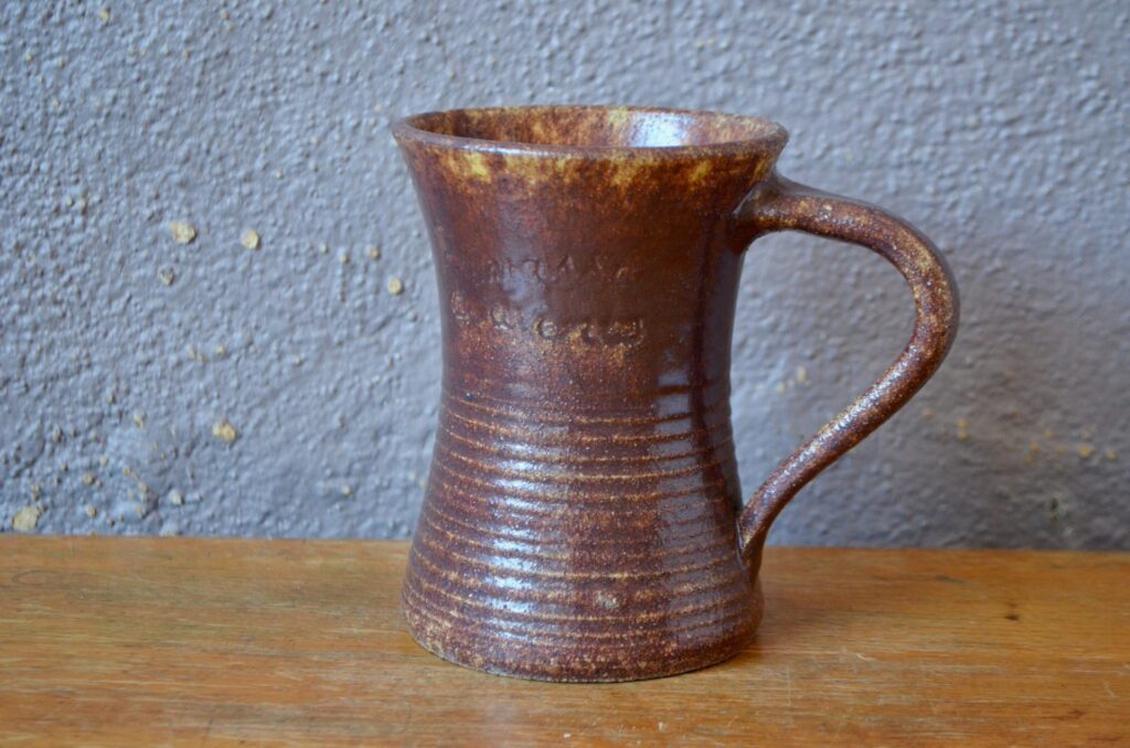 Pichet Accolay Ramasse-Couverts, céramique accolay, accolay, potier d'accolay, vase pichet accolay, pichet accolay, céramique brutaliste, coupe céramique brutaliste, déco wabi sabi, pot wabi sabi, vase wabi sabi, décoration wabi sabi vintage, vase brutaliste