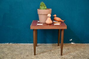 Guéridon à carreaux Barry, table guéridon en bois pieds compas, table basse céramique vintage, table d'appoint vintage, table mid-century en bois, table vintage design scandinave, petite table d'appoint vintage, table vintage rouge, table des années 60 en bois, guéridon années 50 en bois, guéridon années 60, guéridon en bois vintage, guéridon minimaliste en bois, guéridon rétro moderniste, guéridon vintage