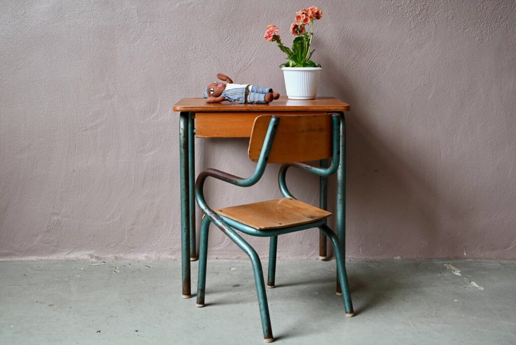 Pupitre et chaise midcentury Ambroise, bureau enfant années 50, bureau et chaise enfant, bureau enfant en bois, chaise enfant années 50, chaise design années 50, bureau design années 50, chaise enfant en bois, bureau enfant vintage en bois, jacques hitier, marcel gascoin, pupitre années 50, pupitre d'école vintage, tubauto
