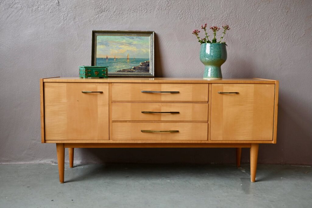 Enfilade Frany, enfilade basse, enfilade vintage années 60, enfilade basse en bois, enfilade minimaliste années 60, enfilade meuble TV hifi, meuble en bois des années 60, design des années 60, enfilade portes coulissantes, meuble TV années 60, meuble TV de petite taille, meuble TV hifi, meuble tv, meuble TV hifi vintage, meuble TV hifi rétro, meuble TV rétro années 70, meuble TV vintage, meuble tv scandinave